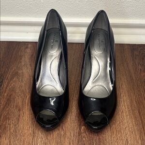 Bandolino Glossy Black Peep-Toe Heels 8M